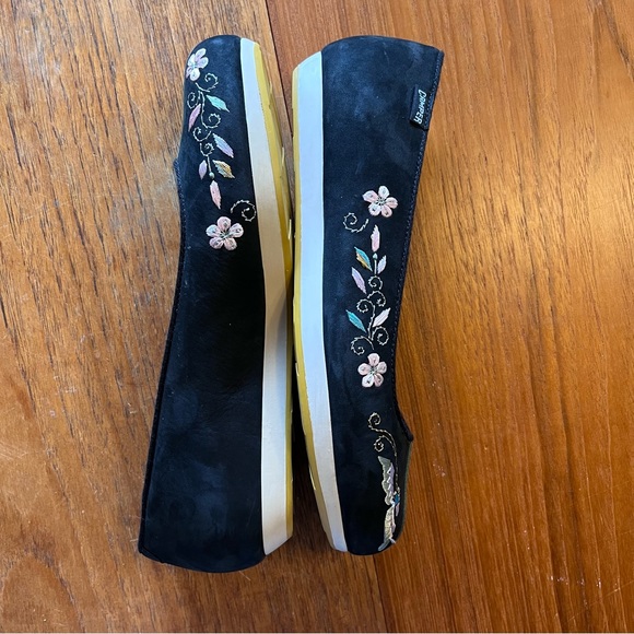 Camper || Embroidered Ballet Flats - Picture 6 of 8